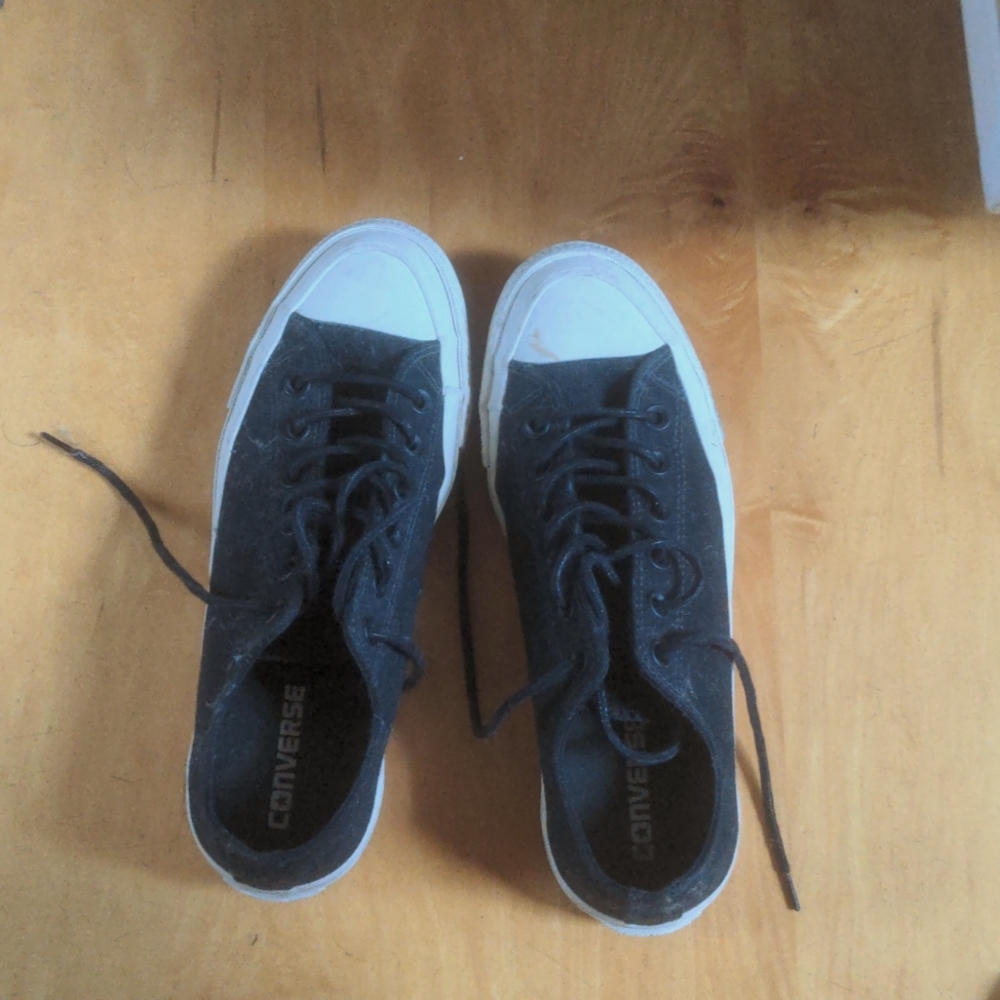 Converse low tops women 8.5 black zigzag